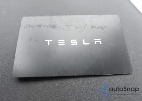 2024 Tesla Model Y Long Range Dual Motor All-Wheel Drive z USA, uszkodzony, nr VIN 7SAYGDEE2RA254723